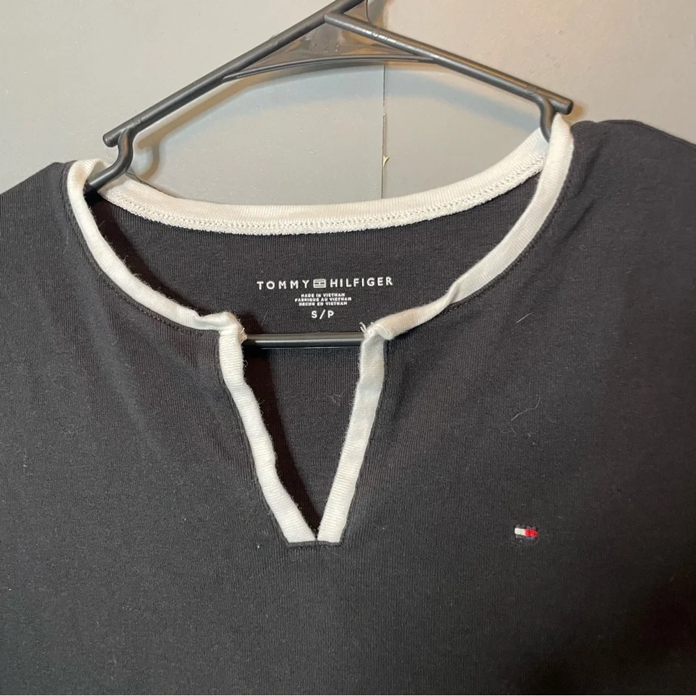 Tommy Hilfiger Women's Black T-Shirt size small - Picture 2 of 5